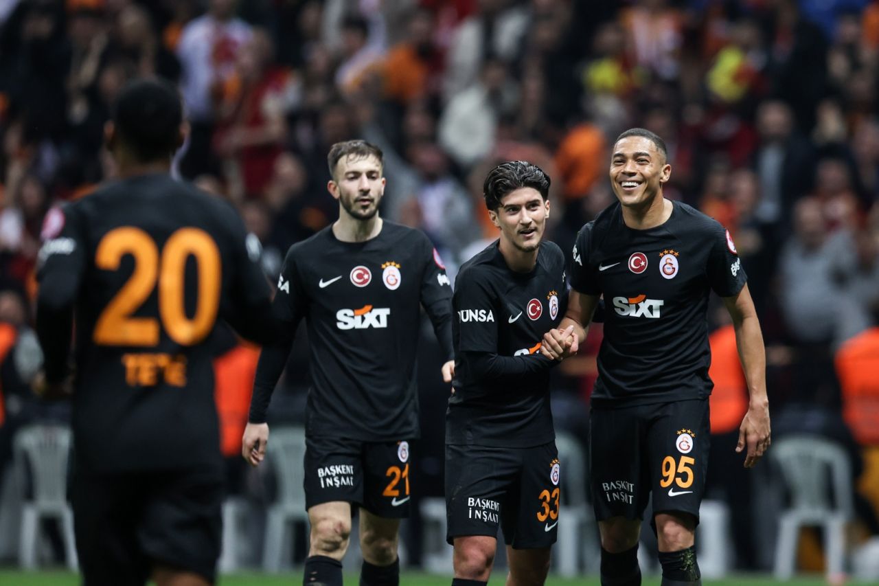"Yarın takımla ilişiği kesilip Florya'nın duvarına 'Oyuna olan nefreti, formaya olan saygısızlığı yüzünden gönderilmiştir' yazılsa..." 8