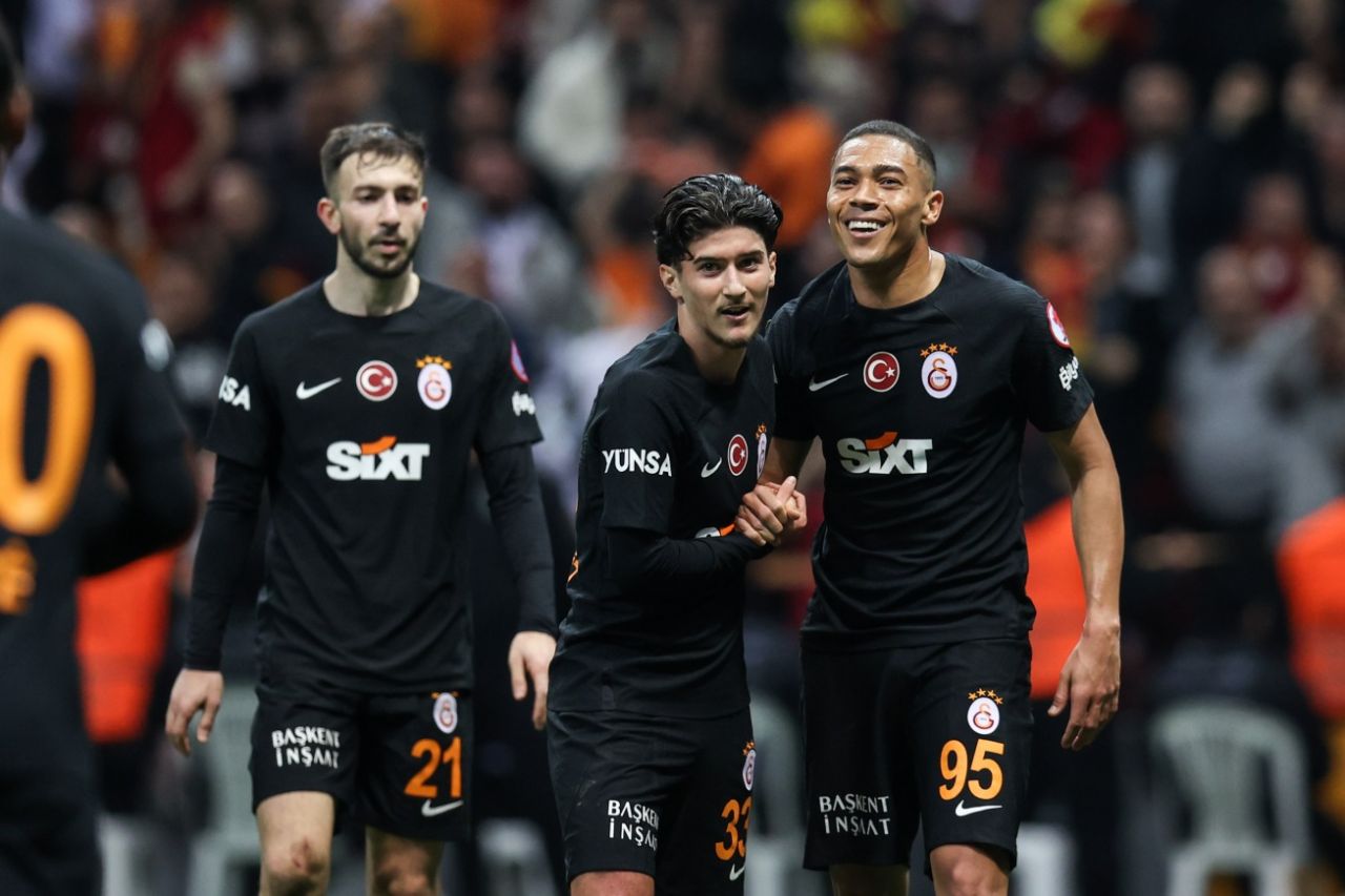 "Yarın takımla ilişiği kesilip Florya'nın duvarına 'Oyuna olan nefreti, formaya olan saygısızlığı yüzünden gönderilmiştir' yazılsa..." 3