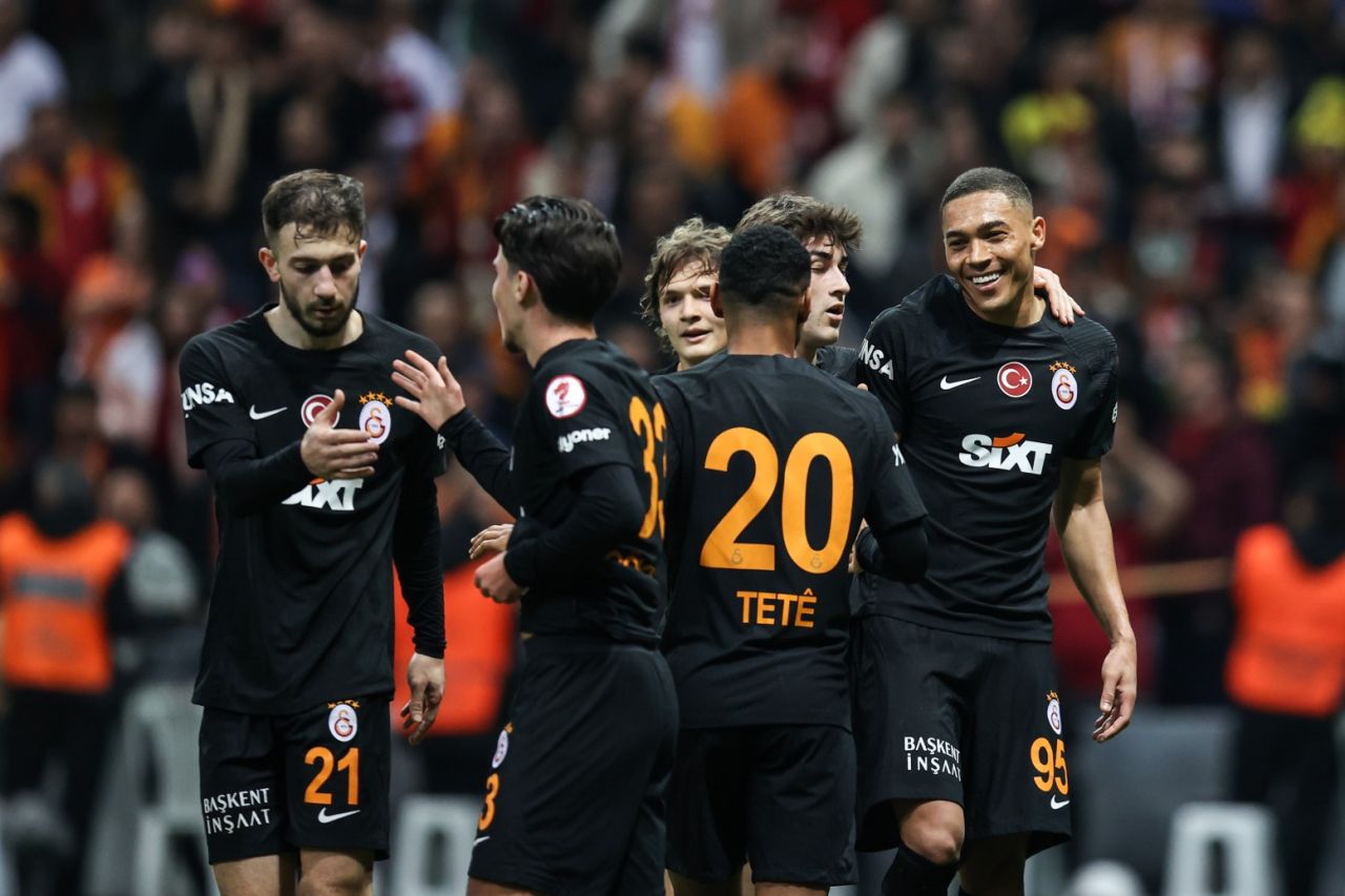 "Yarın takımla ilişiği kesilip Florya'nın duvarına 'Oyuna olan nefreti, formaya olan saygısızlığı yüzünden gönderilmiştir' yazılsa..." 10