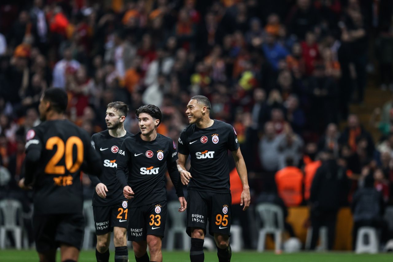 "Yarın takımla ilişiği kesilip Florya'nın duvarına 'Oyuna olan nefreti, formaya olan saygısızlığı yüzünden gönderilmiştir' yazılsa..." 9
