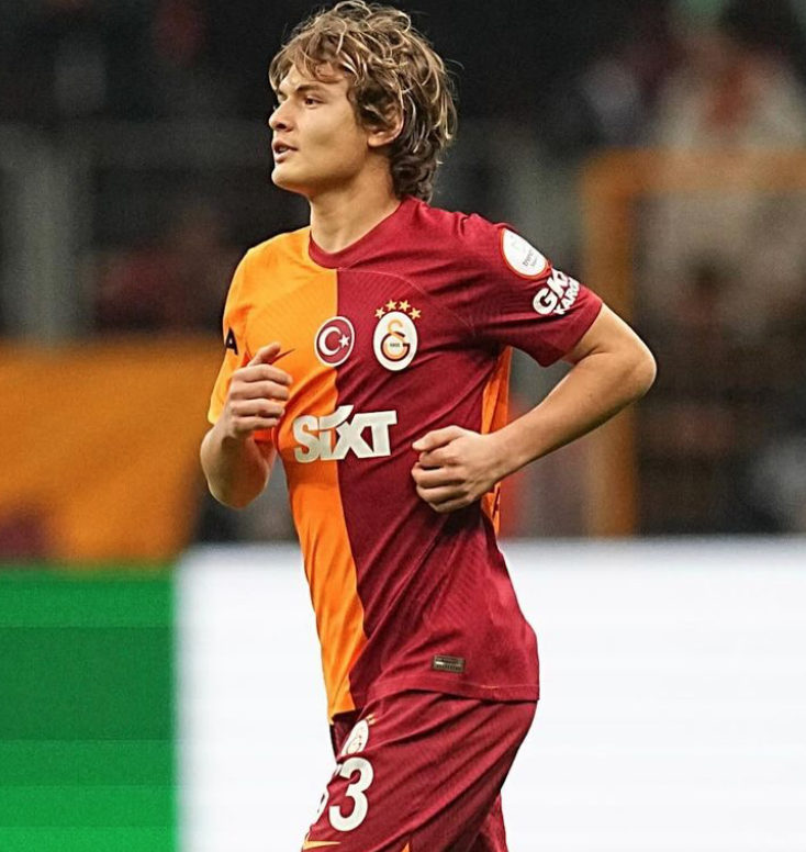 Galatasaray taraftarını şok eden Efe Akman gerçeğini babası Ayhan Akman canlı yayında açıkladı! "Galatasaray tüm haklarını onlara verdi, benim bile söz hakkım yok" 3