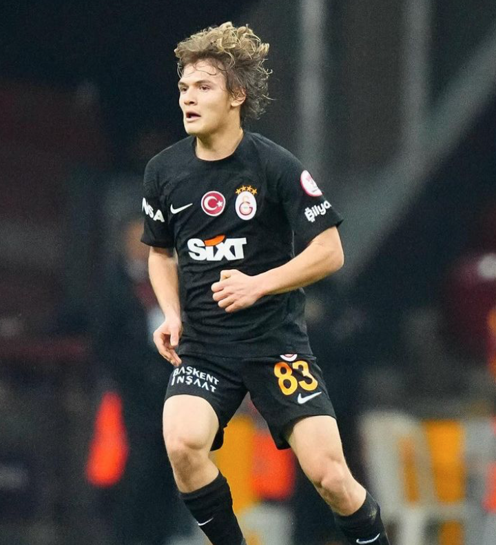 Galatasaray taraftarını şok eden Efe Akman gerçeğini babası Ayhan Akman canlı yayında açıkladı! "Galatasaray tüm haklarını onlara verdi, benim bile söz hakkım yok" 5