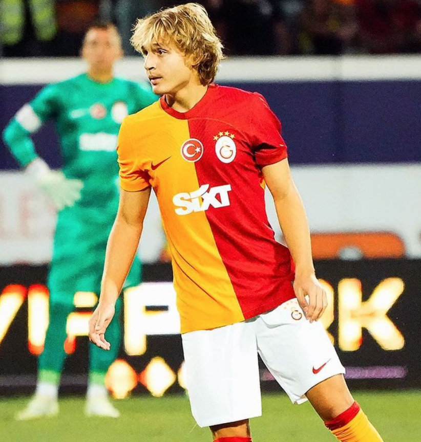 Galatasaray taraftarını şok eden Efe Akman gerçeğini babası Ayhan Akman canlı yayında açıkladı! "Galatasaray tüm haklarını onlara verdi, benim bile söz hakkım yok" 4