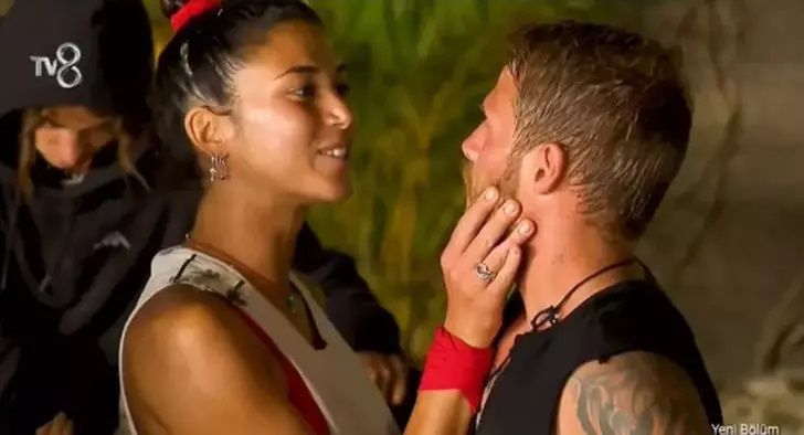 Survivor All Star'da Gizem'in Yunus Emre'ye yakın teması olay oldu! Yunus Emre'nin eşine mesaj yağdı: Beril Özden'in yanıtı gündem oldu 1
