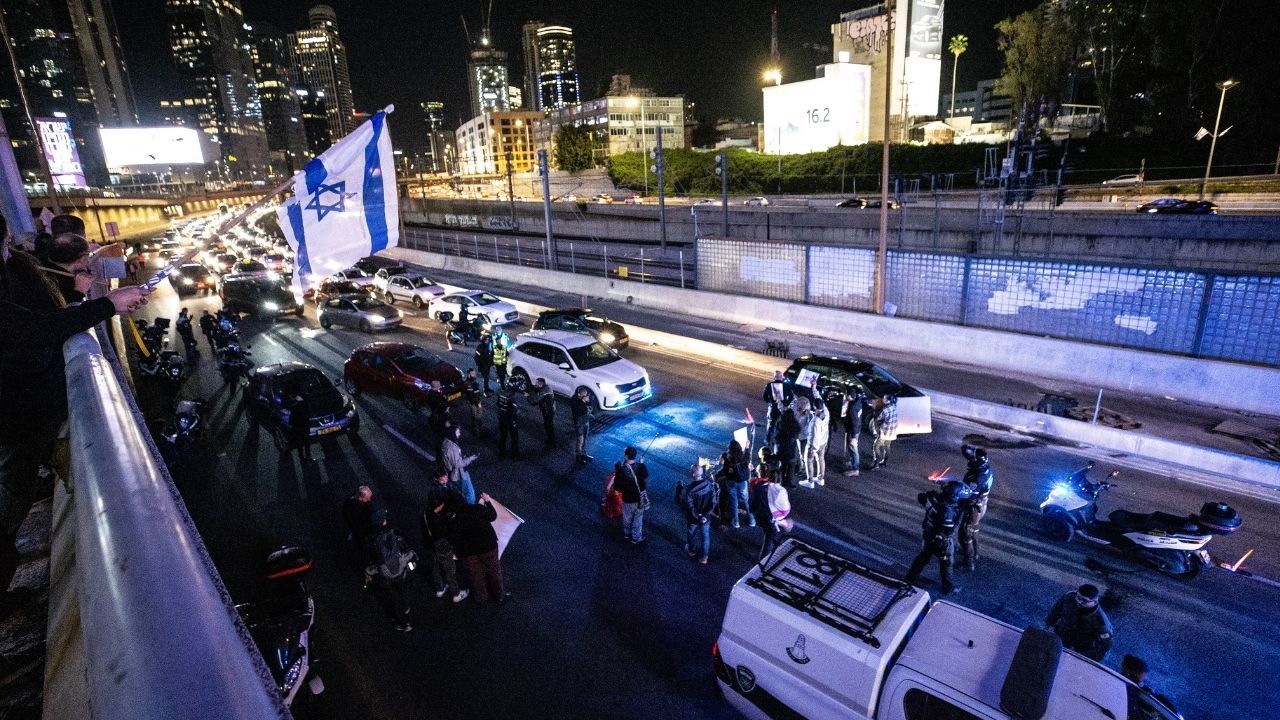 İsrailli esirlerin yakınları Tel Aviv'de otoyolu kapattı 1