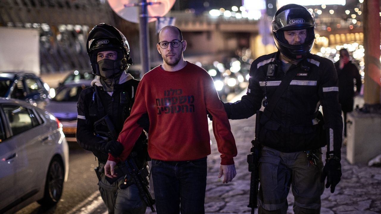 İsrailli esirlerin yakınları Tel Aviv'de otoyolu kapattı 10