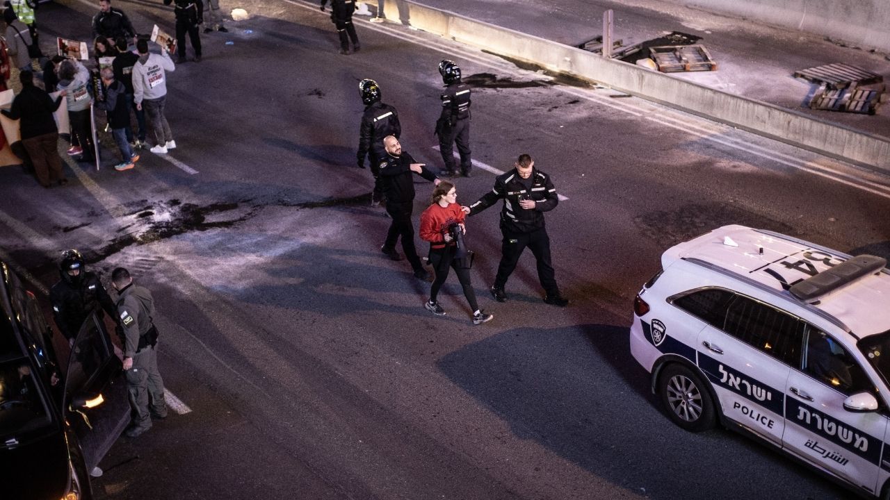 İsrailli esirlerin yakınları Tel Aviv'de otoyolu kapattı 12