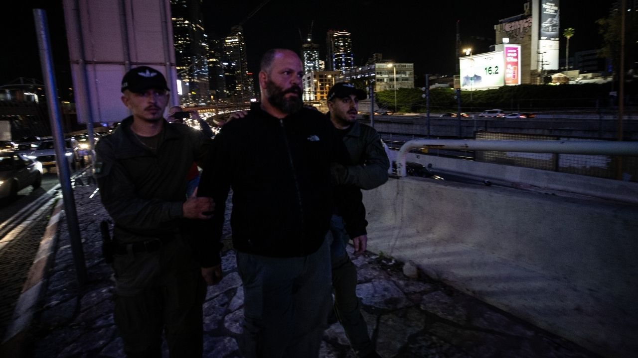 İsrailli esirlerin yakınları Tel Aviv'de otoyolu kapattı 2