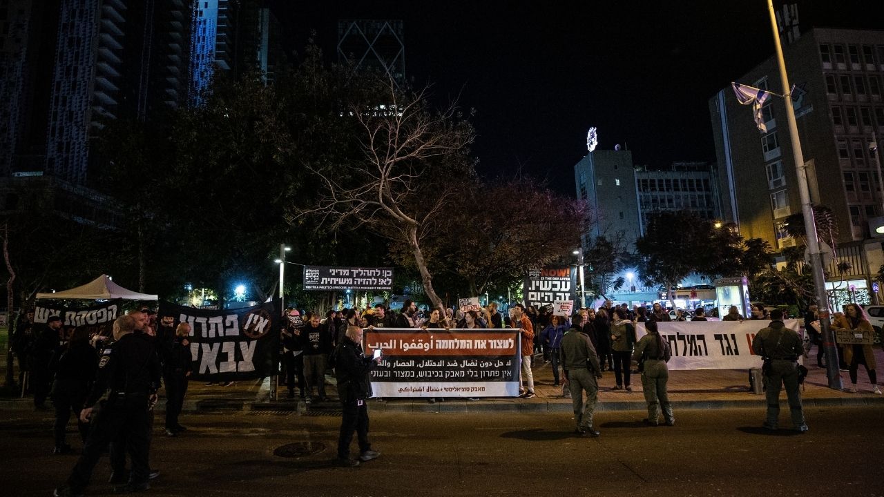 İsrailli esirlerin yakınları Tel Aviv'de otoyolu kapattı 4