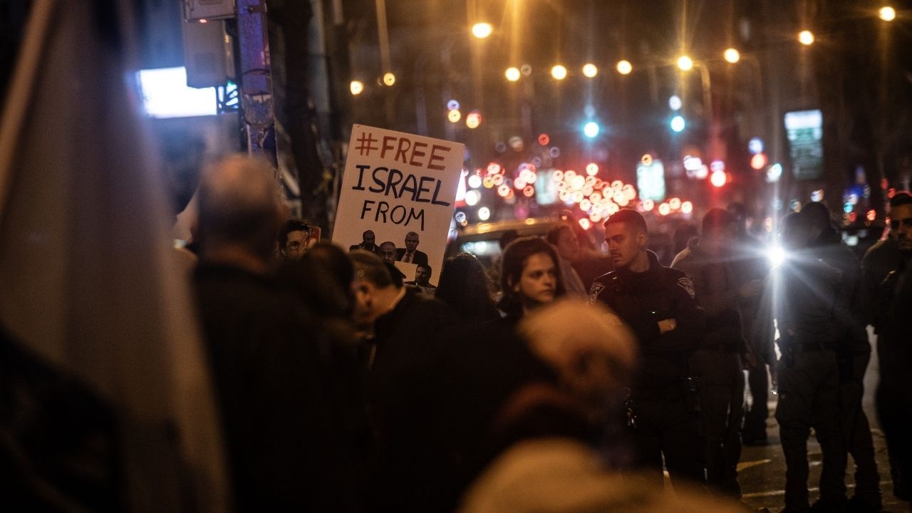 İsrailli esirlerin yakınları Tel Aviv'de otoyolu kapattı 5