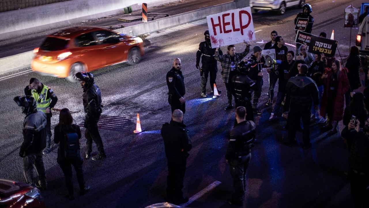 İsrailli esirlerin yakınları Tel Aviv'de otoyolu kapattı 7