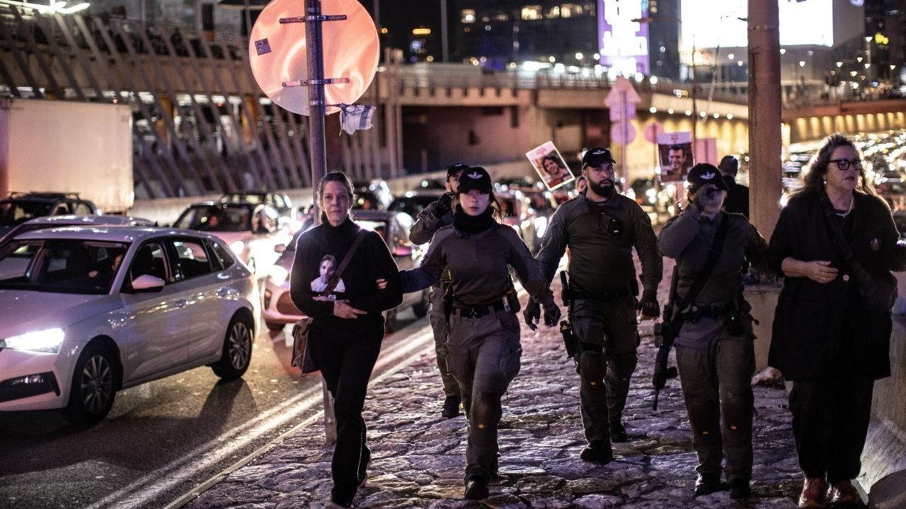 İsrailli esirlerin yakınları Tel Aviv'de otoyolu kapattı 8