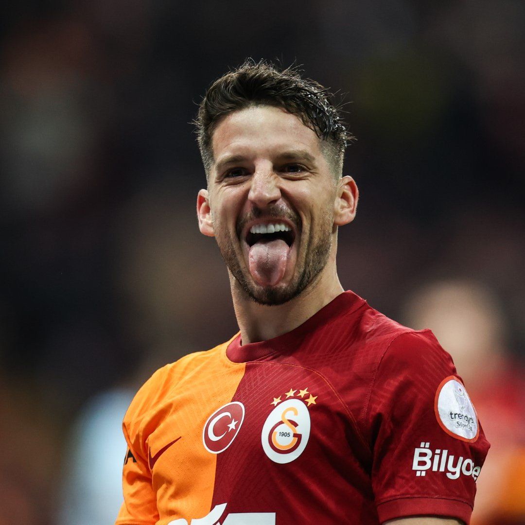 “Okan Buruk’un dokunulmaz Mauro Icardi’ye dokunmasını bekledim, yine oyundan çıkartmadı! Icardi nasıl bir ruh halinde çok merak ediyorum. Üzülüyorum bu adama! Pozisyona bile giremiyor…” 12