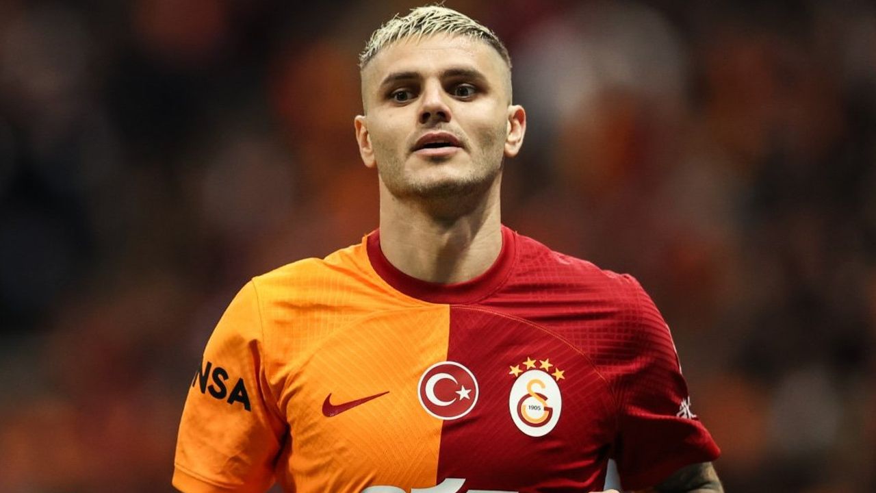 “Okan Buruk’un dokunulmaz Mauro Icardi’ye dokunmasını bekledim, yine oyundan çıkartmadı! Icardi nasıl bir ruh halinde çok merak ediyorum. Üzülüyorum bu adama! Pozisyona bile giremiyor…” 10