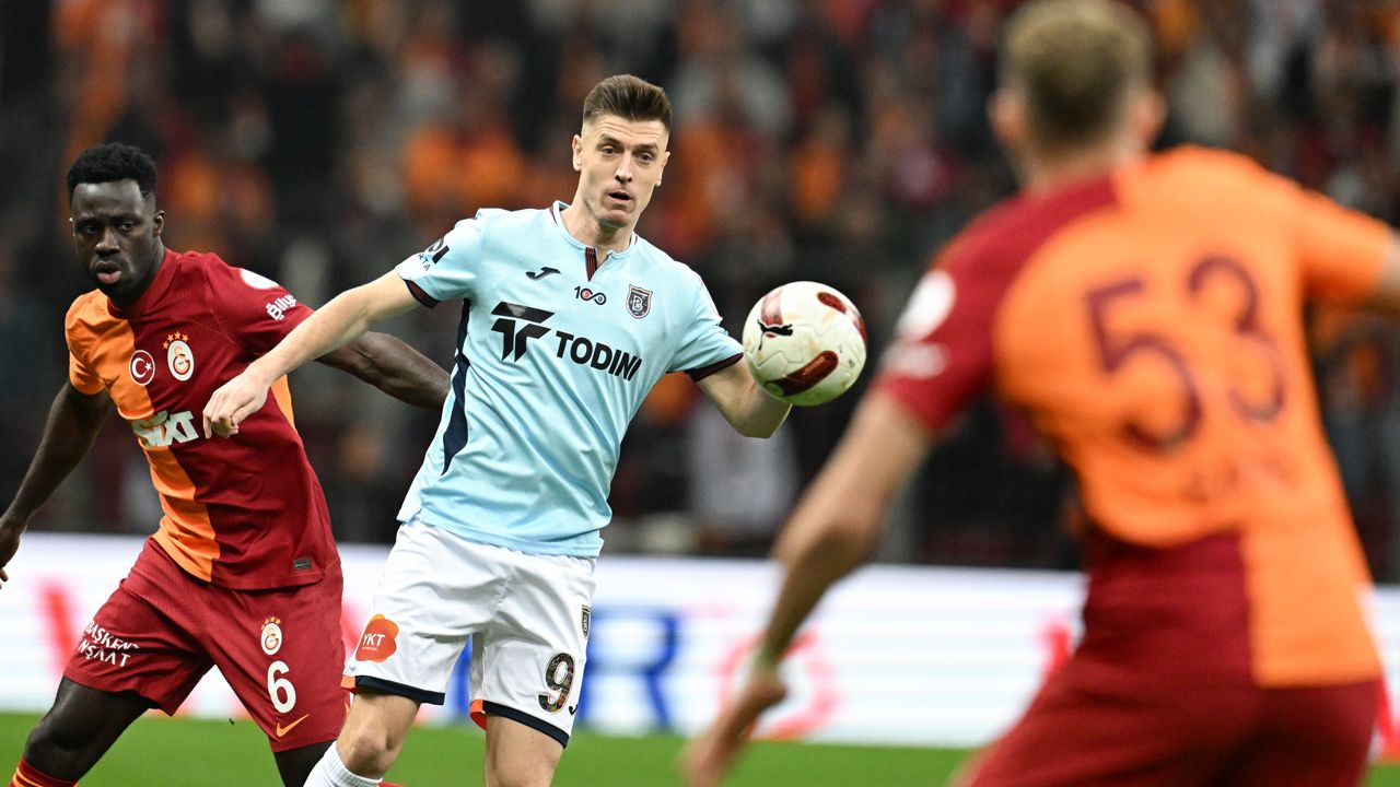 “Okan Buruk’un dokunulmaz Mauro Icardi’ye dokunmasını bekledim, yine oyundan çıkartmadı! Icardi nasıl bir ruh halinde çok merak ediyorum. Üzülüyorum bu adama! Pozisyona bile giremiyor…” 8