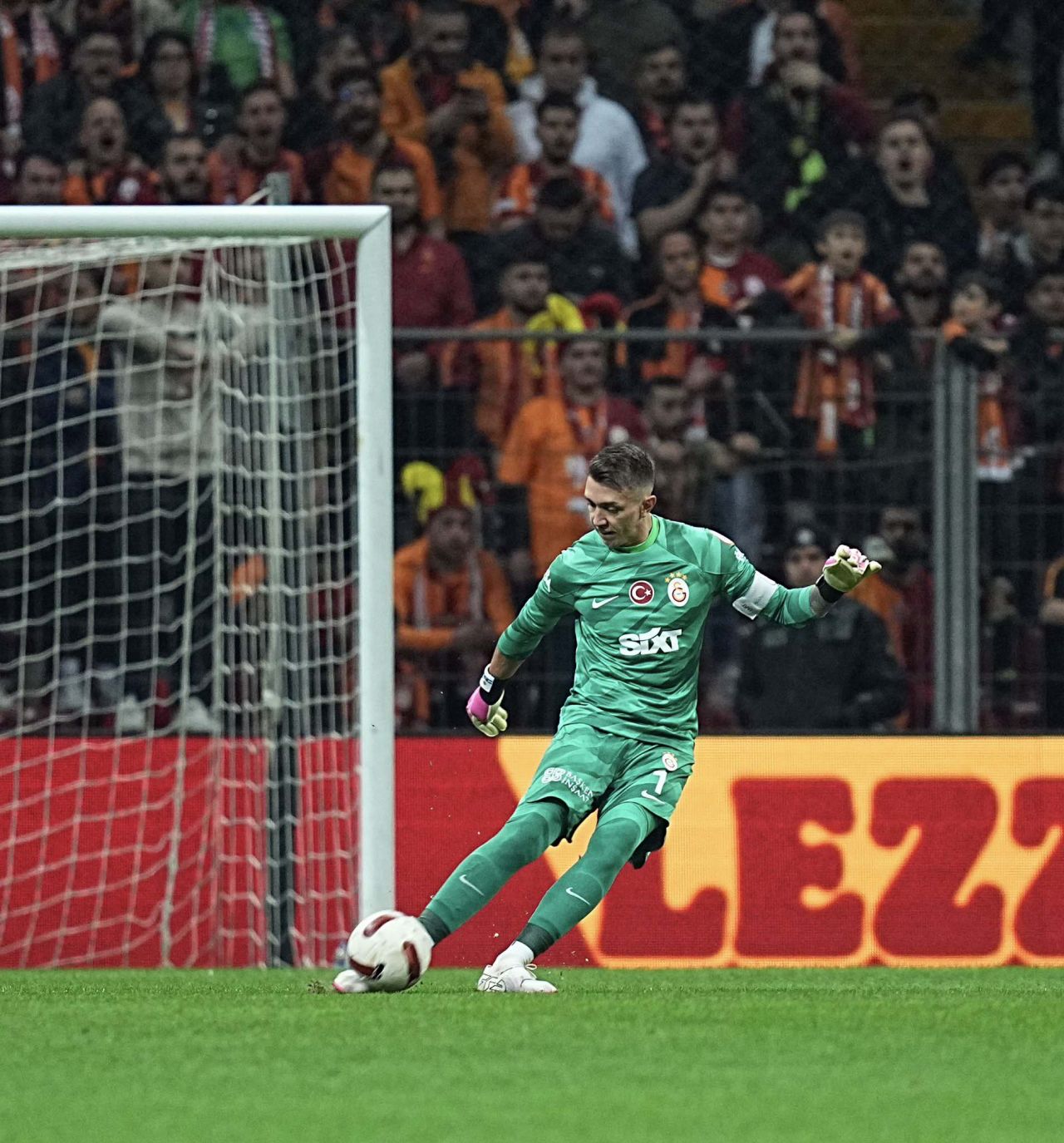 “Wilfried Zaha Galatasaray’ın oyun düzenini bozuyor! Çalım sevdasından vazgeçmeyip, rakibini asla kovalamıyor! Zaha takım oyuncusu değil, arkadaşları da artık isyan ediyor…” 6
