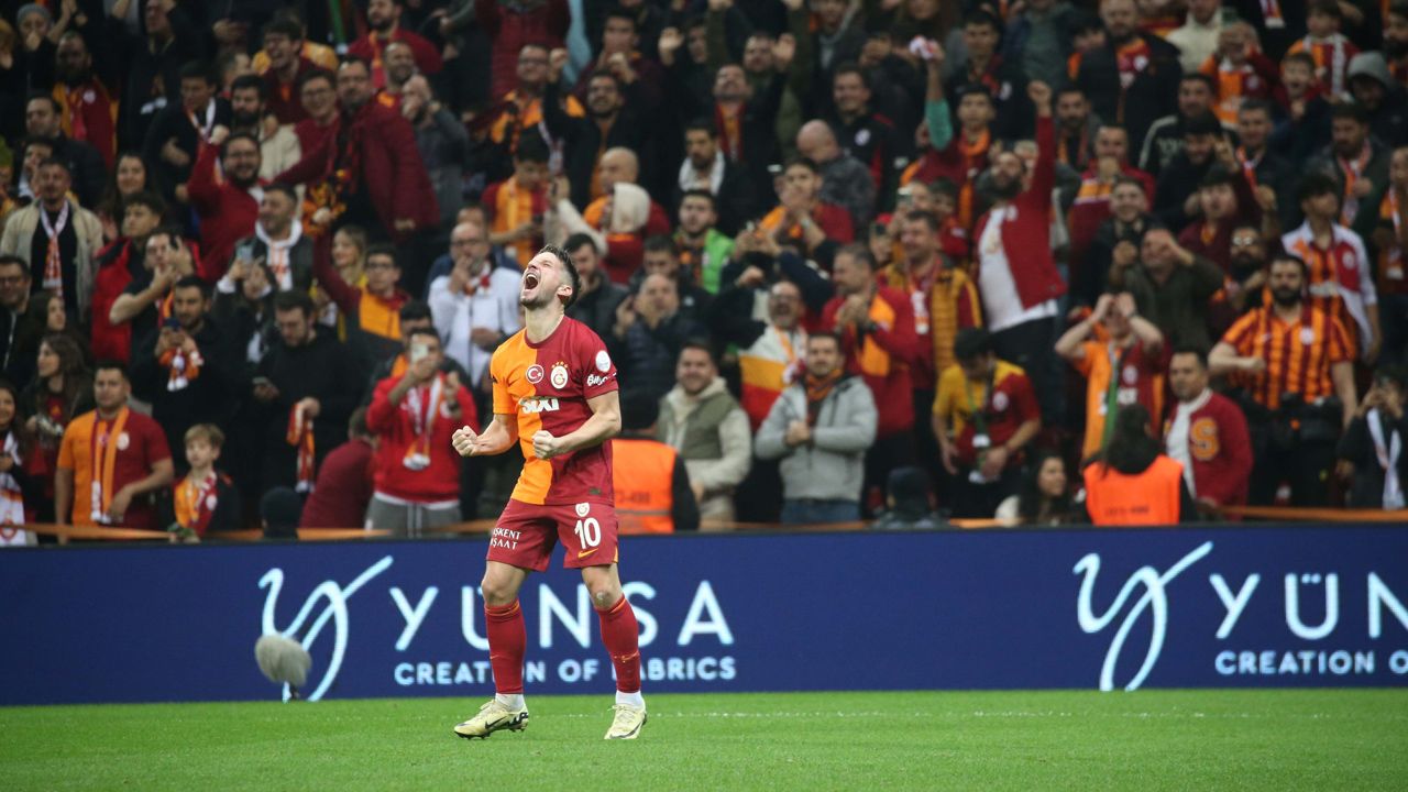 “Wilfried Zaha Galatasaray’ın oyun düzenini bozuyor! Çalım sevdasından vazgeçmeyip, rakibini asla kovalamıyor! Zaha takım oyuncusu değil, arkadaşları da artık isyan ediyor…” 4