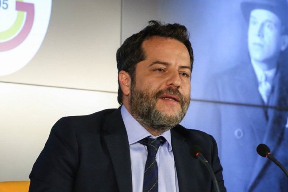 Güle güle Erden Timur, her şey buraya kadarmış! Galatasaray’da yer yerinden oynayacak! Gündeme bomba gibi düşen iddia: Erden Timur sezon sonunda görevi bırakacak, yerine ise Abdurrahim Albayrak geçecek… 3