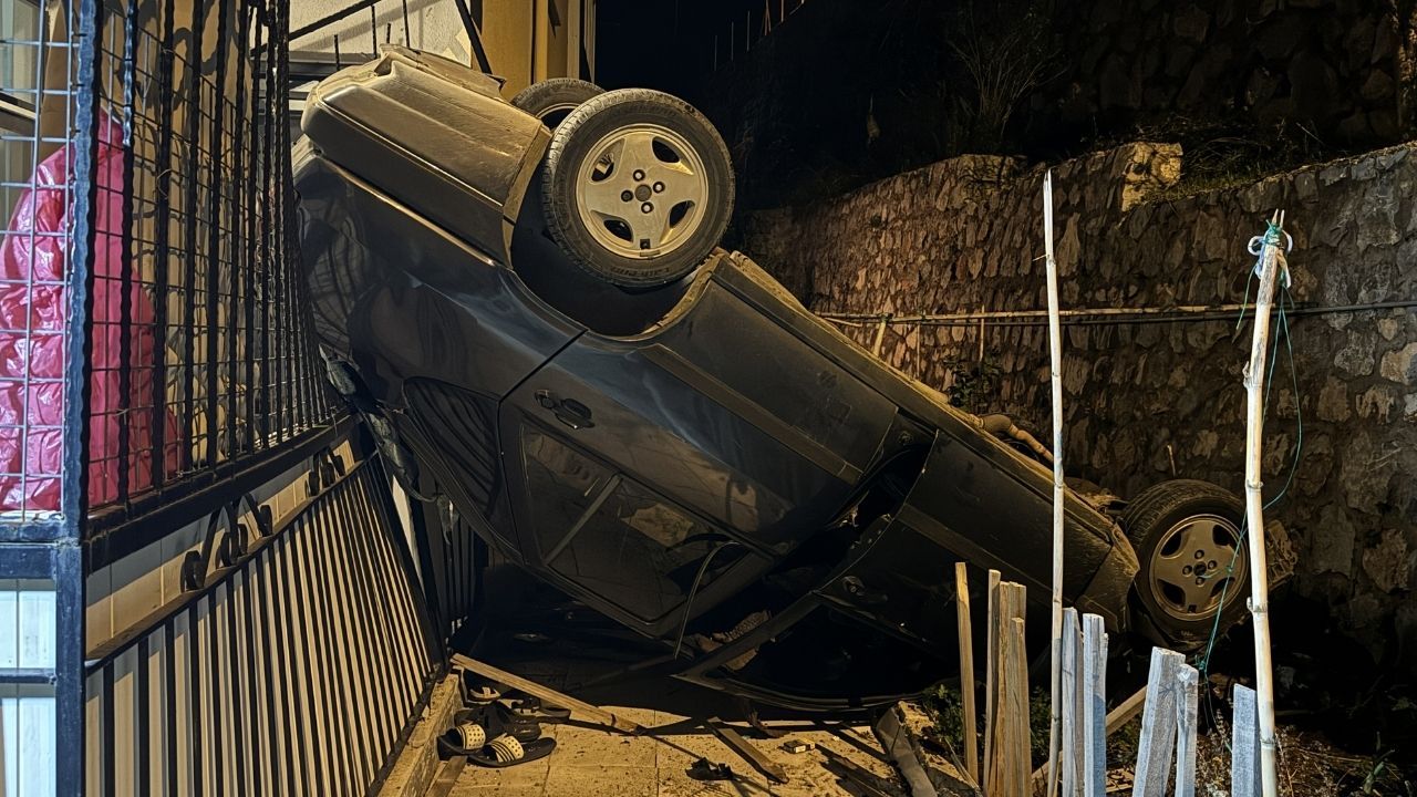 Muğla'da evin balkonuna düşen otomobildeki 2 kişi yaralandı 3