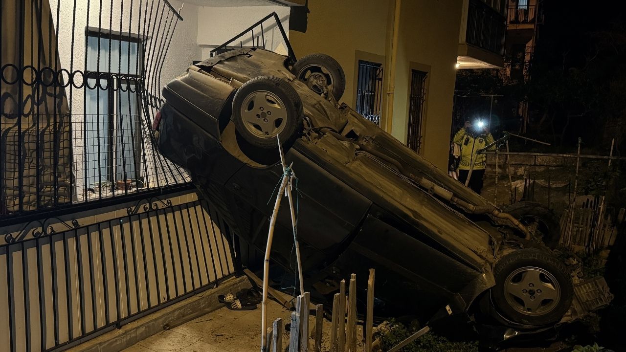 Muğla'da evin balkonuna düşen otomobildeki 2 kişi yaralandı 4