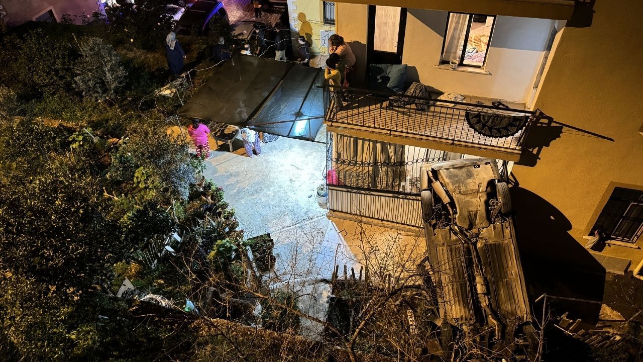 Muğla'da evin balkonuna düşen otomobildeki 2 kişi yaralandı 5