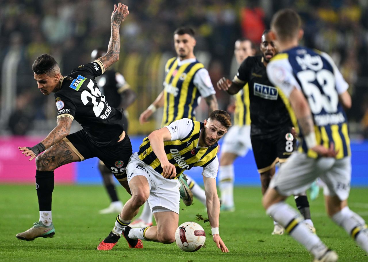 “Fenerbahçe büyük hakem desteği ve kıyağına rağmen şampiyonluğu kaybetti! Eğer hakem hakem olsaydı, Fenerbahçe ilk yarıda 9 kişi kalırdı! Yetmedi bir de penaltı uydurdu…” 4