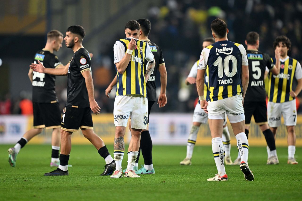 “Fenerbahçe büyük hakem desteği ve kıyağına rağmen şampiyonluğu kaybetti! Eğer hakem hakem olsaydı, Fenerbahçe ilk yarıda 9 kişi kalırdı! Yetmedi bir de penaltı uydurdu…” 3