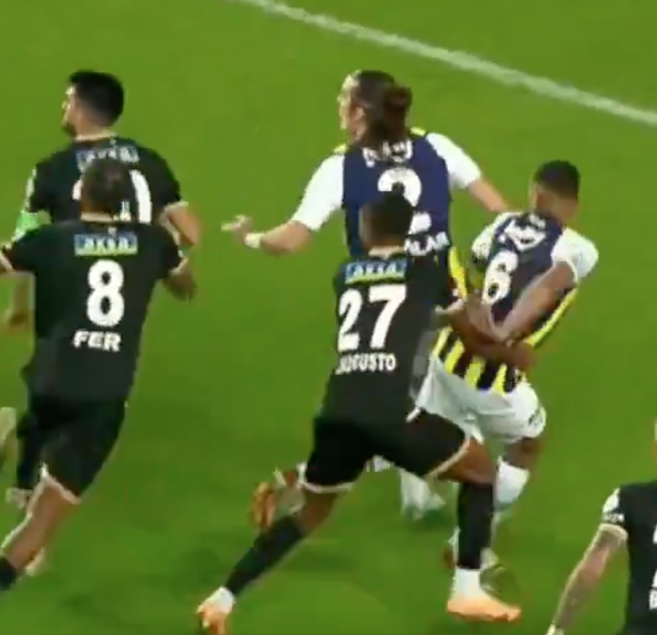 “Fenerbahçe büyük hakem desteği ve kıyağına rağmen şampiyonluğu kaybetti! Eğer hakem hakem olsaydı, Fenerbahçe ilk yarıda 9 kişi kalırdı! Yetmedi bir de penaltı uydurdu…” 9