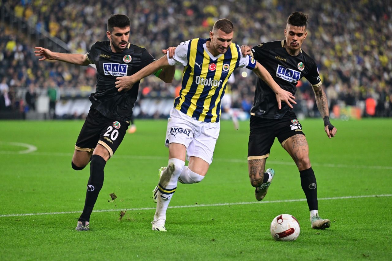 “Fenerbahçe büyük hakem desteği ve kıyağına rağmen şampiyonluğu kaybetti! Eğer hakem hakem olsaydı, Fenerbahçe ilk yarıda 9 kişi kalırdı! Yetmedi bir de penaltı uydurdu…” 5