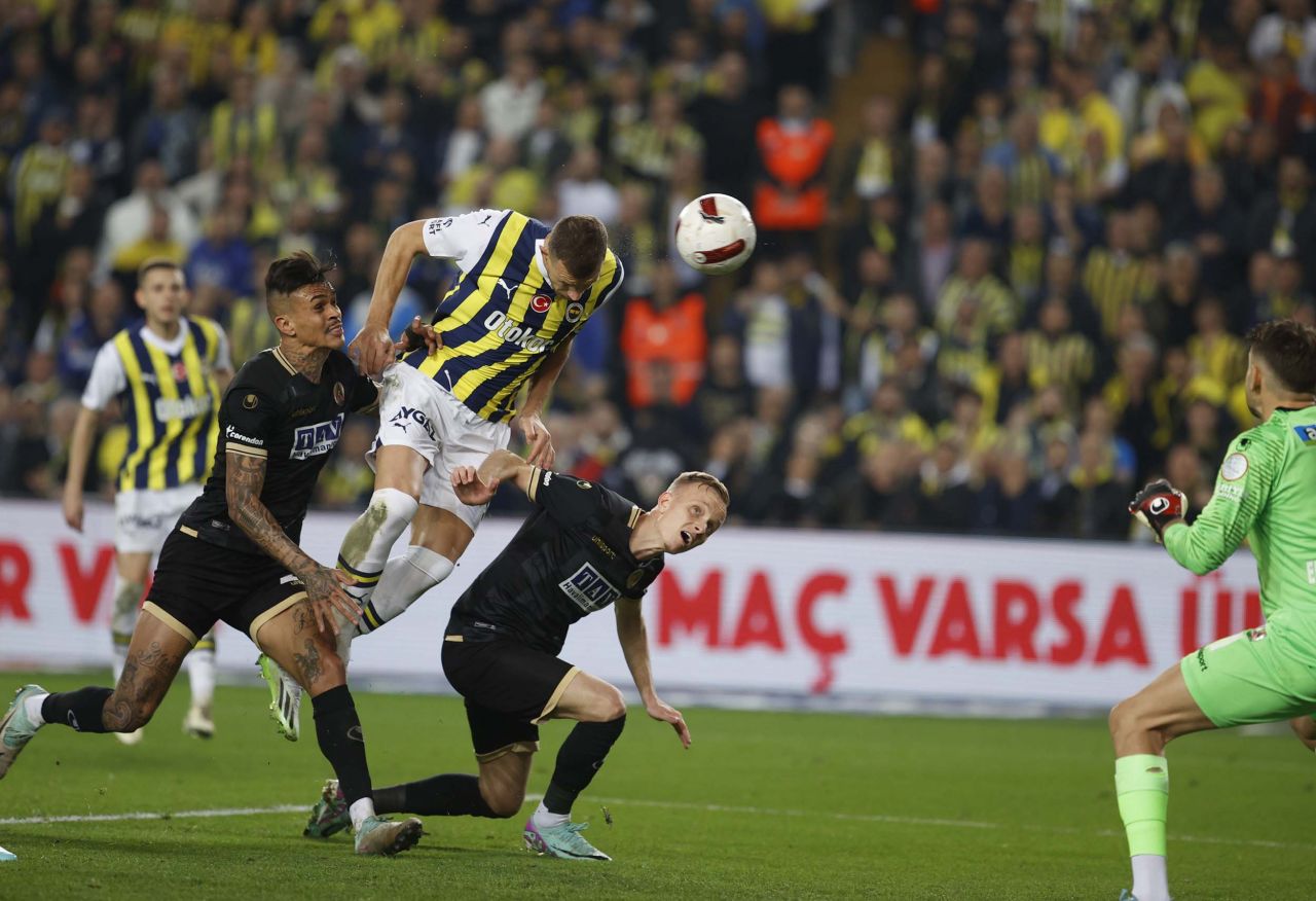 “Dusan Tadic yürüyerek oynuyor! Sebastian Szymanski uzun zamandır ortalarda yok! İsmail Kartal’ın kafası çok karışık, bu sonuç büyük travma yaratır” 8