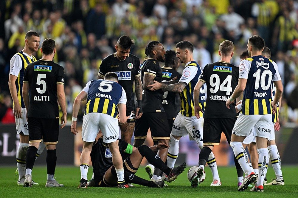 “Dusan Tadic yürüyerek oynuyor! Sebastian Szymanski uzun zamandır ortalarda yok! İsmail Kartal’ın kafası çok karışık, bu sonuç büyük travma yaratır” 3