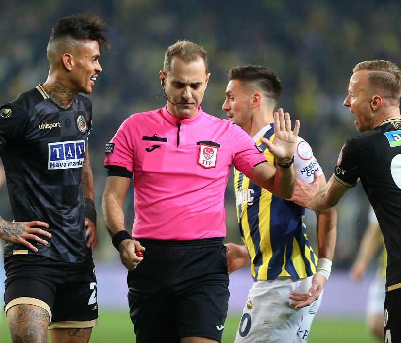 “Dusan Tadic yürüyerek oynuyor! Sebastian Szymanski uzun zamandır ortalarda yok! İsmail Kartal’ın kafası çok karışık, bu sonuç büyük travma yaratır” 12