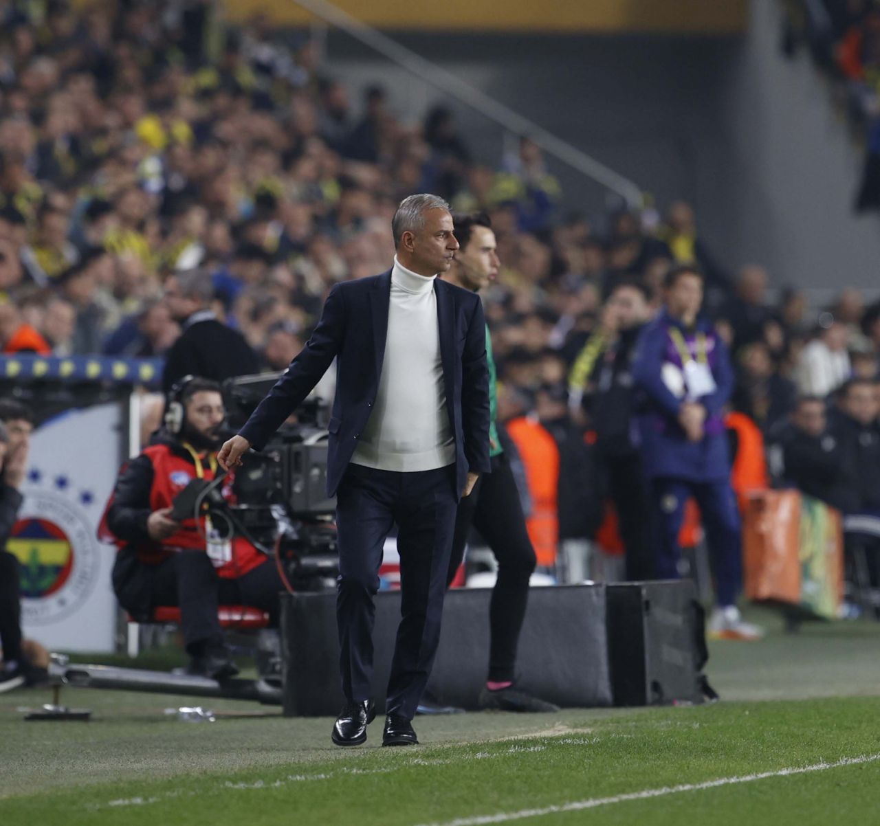 Maç sonu İsmail Kartal’ı yerden yere vurdu! Fenerbahçe taraftarını ikiye böldü: “İsmail Hoca çözüldü artık! Giren belli, çıkan belli. Baskı altında eziliyor, diken üstünde adam! Kadroyu kullanmayı beceremiyor!” 4