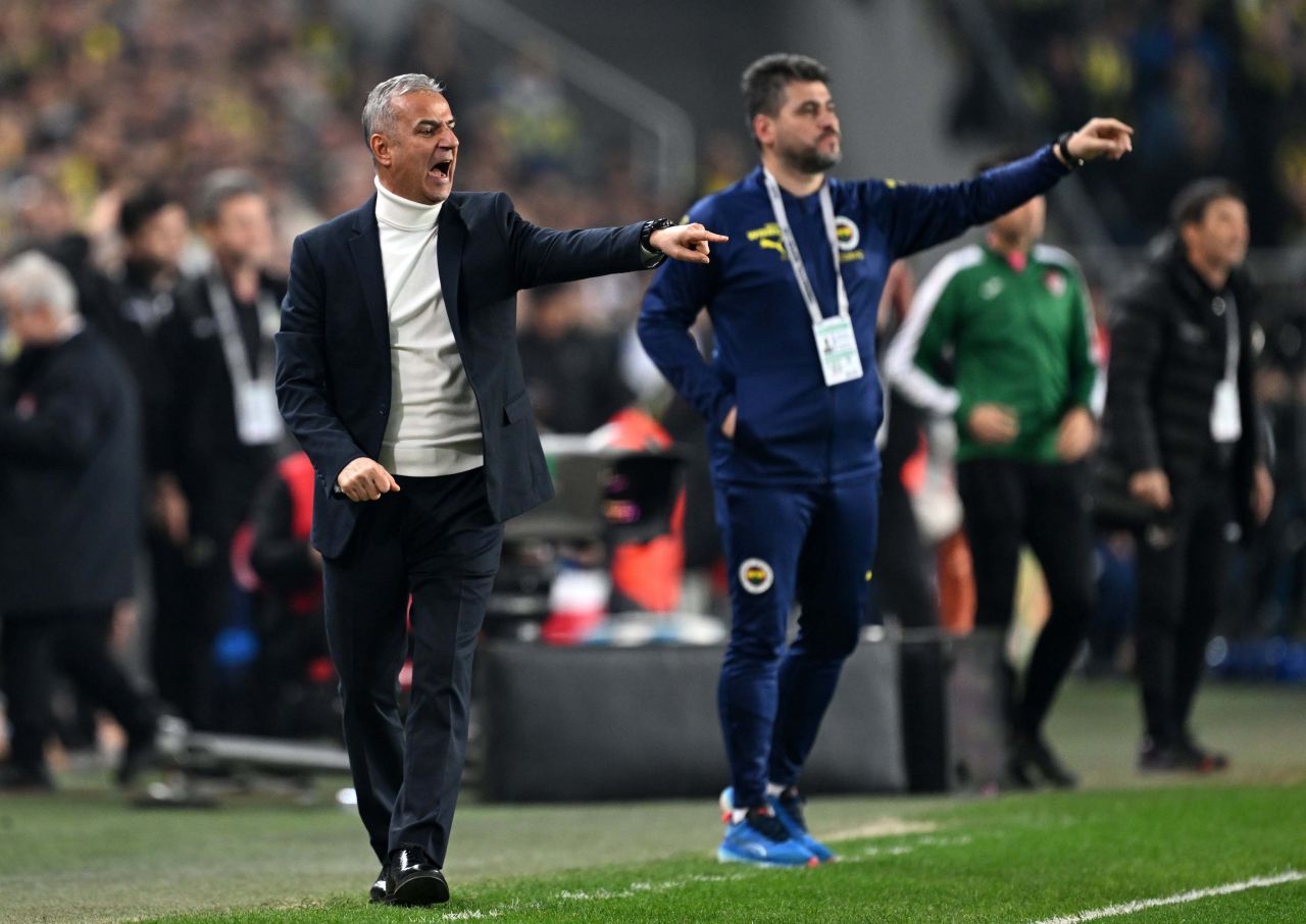 Maç sonu İsmail Kartal’ı yerden yere vurdu! Fenerbahçe taraftarını ikiye böldü: “İsmail Hoca çözüldü artık! Giren belli, çıkan belli. Baskı altında eziliyor, diken üstünde adam! Kadroyu kullanmayı beceremiyor!” 5