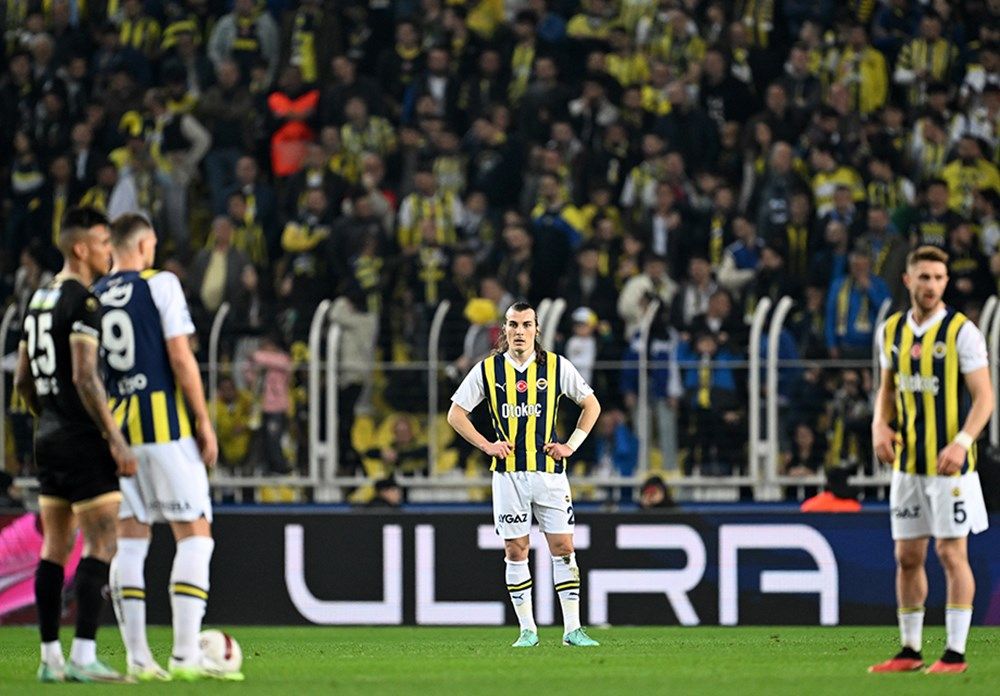 Maç sonu İsmail Kartal’ı yerden yere vurdu! Fenerbahçe taraftarını ikiye böldü: “İsmail Hoca çözüldü artık! Giren belli, çıkan belli. Baskı altında eziliyor, diken üstünde adam! Kadroyu kullanmayı beceremiyor!” 6