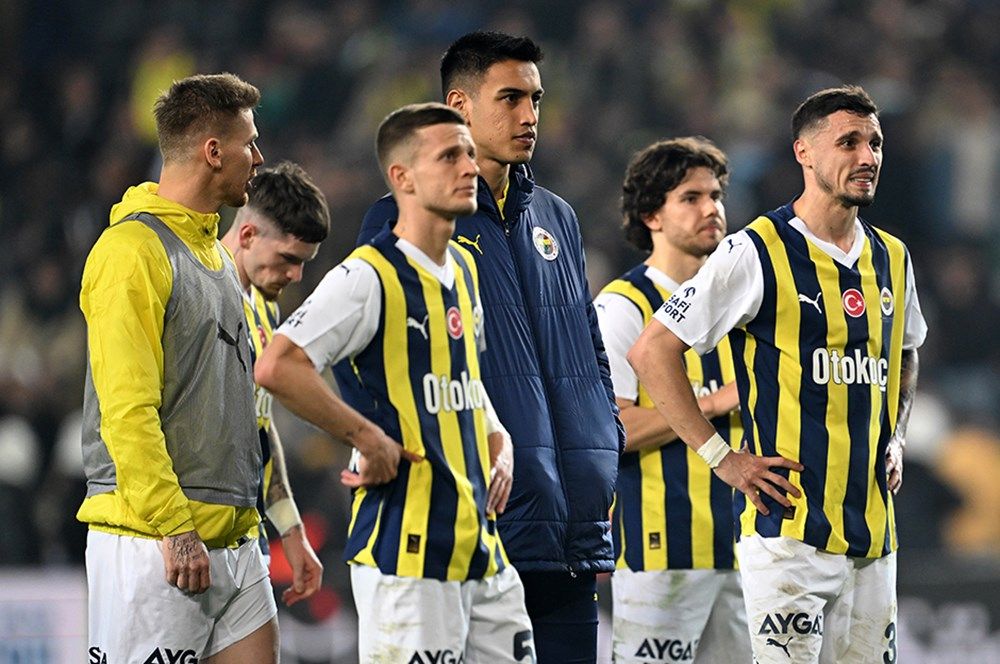 Maç sonu İsmail Kartal’ı yerden yere vurdu! Fenerbahçe taraftarını ikiye böldü: “İsmail Hoca çözüldü artık! Giren belli, çıkan belli. Baskı altında eziliyor, diken üstünde adam! Kadroyu kullanmayı beceremiyor!” 8