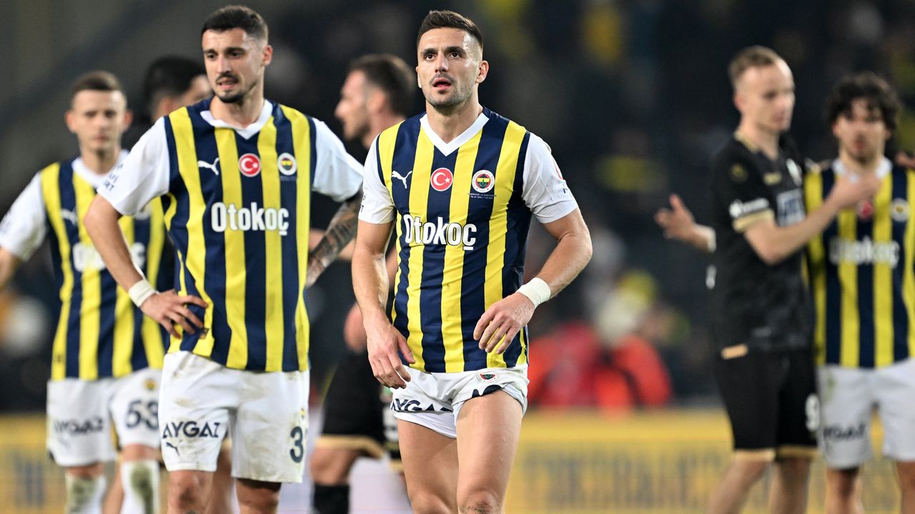 Maç sonu İsmail Kartal’ı yerden yere vurdu! Fenerbahçe taraftarını ikiye böldü: “İsmail Hoca çözüldü artık! Giren belli, çıkan belli. Baskı altında eziliyor, diken üstünde adam! Kadroyu kullanmayı beceremiyor!” 9
