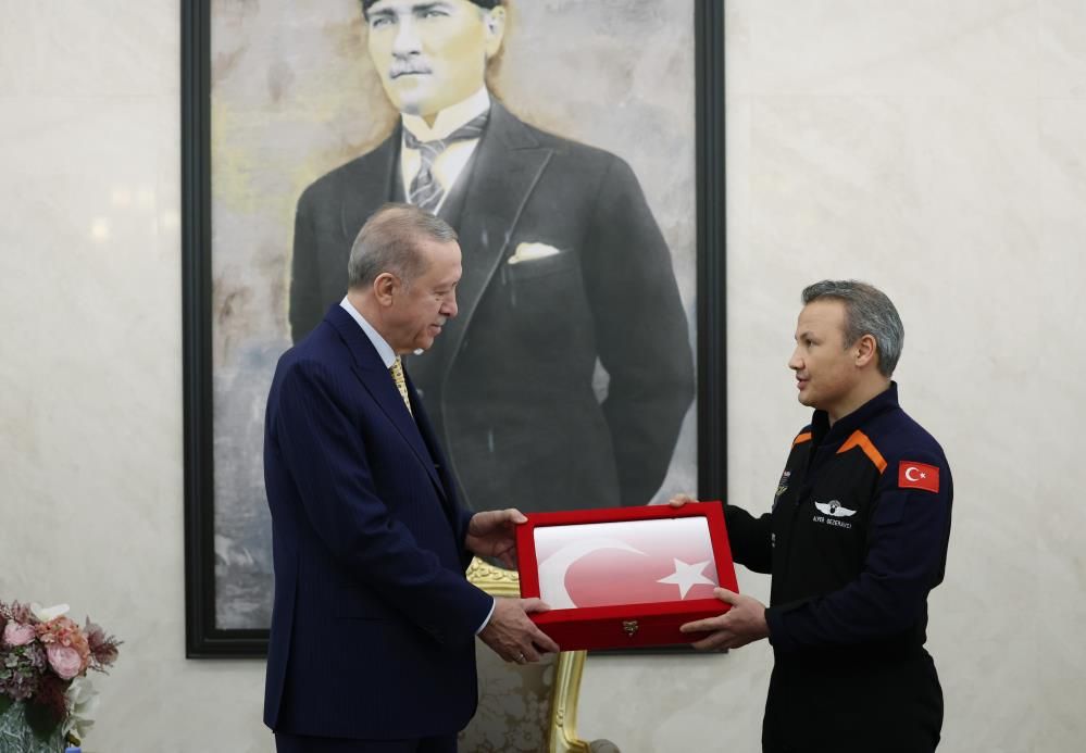 Cumhurbaşkanı Erdoğan, Alper Gezeravcı ile görüştü! Dikkat çeken Türk bayrağı detayı... 3