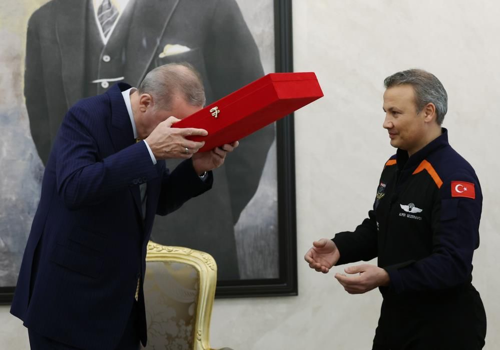 Cumhurbaşkanı Erdoğan, Alper Gezeravcı ile görüştü! Dikkat çeken Türk bayrağı detayı... 4