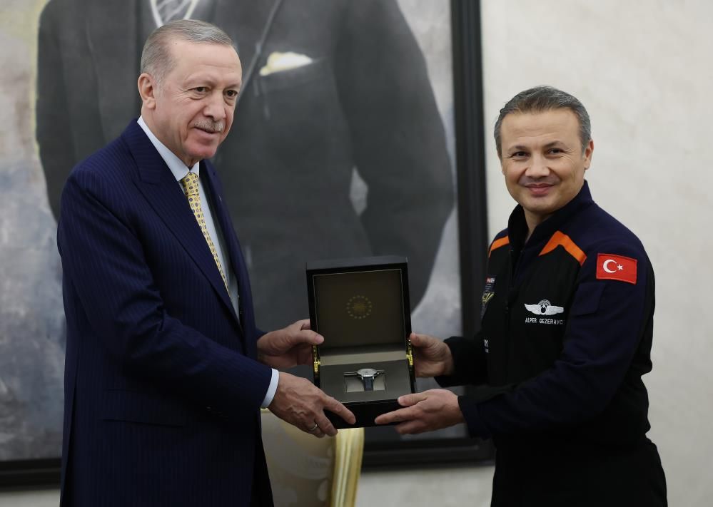 Cumhurbaşkanı Erdoğan, Alper Gezeravcı ile görüştü! Dikkat çeken Türk bayrağı detayı... 5