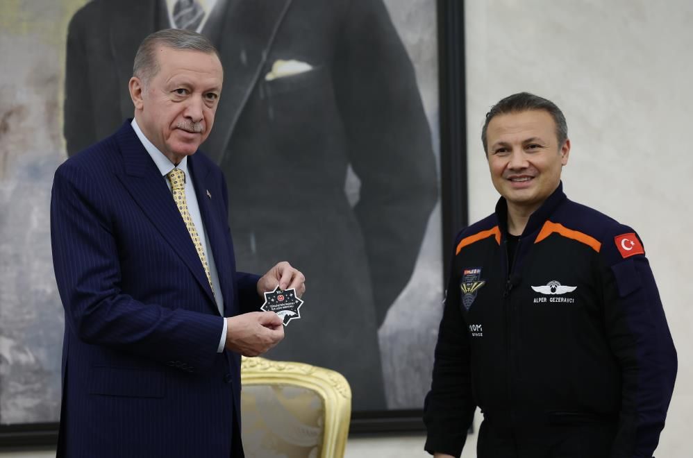Cumhurbaşkanı Erdoğan, Alper Gezeravcı ile görüştü! Dikkat çeken Türk bayrağı detayı... 6