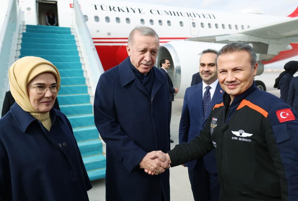 Cumhurbaşkanı Erdoğan, Alper Gezeravcı ile görüştü! Dikkat çeken Türk bayrağı detayı... 1