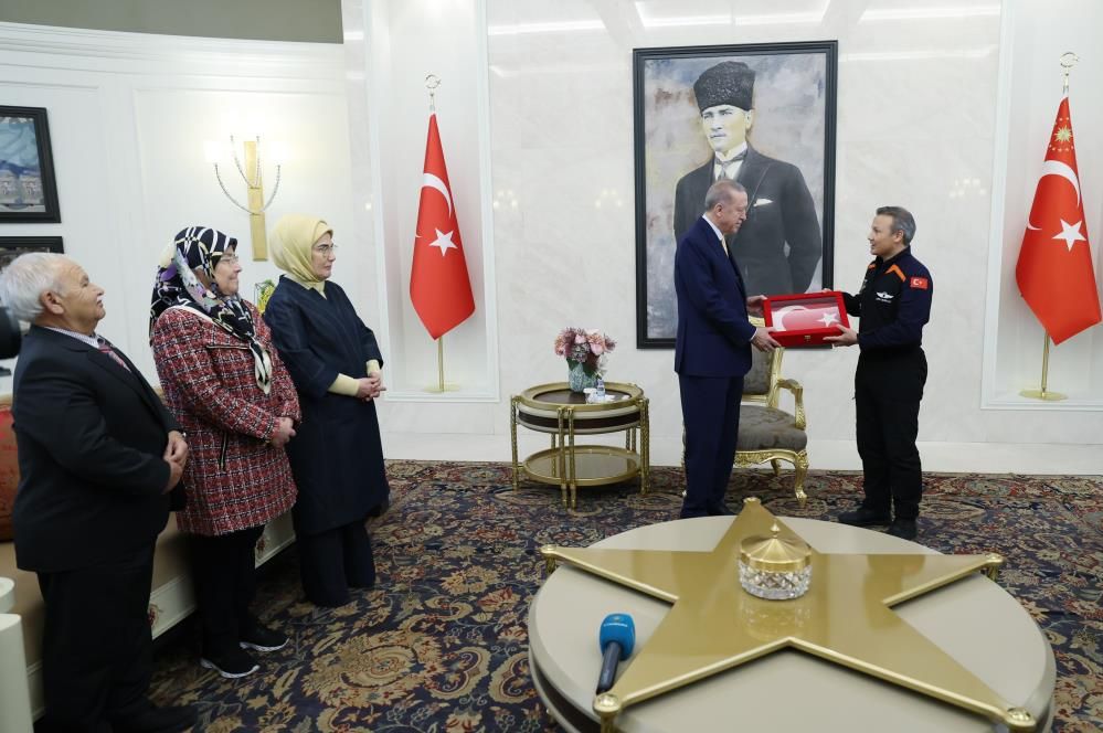 Cumhurbaşkanı Erdoğan, Alper Gezeravcı ile görüştü! Dikkat çeken Türk bayrağı detayı... 7