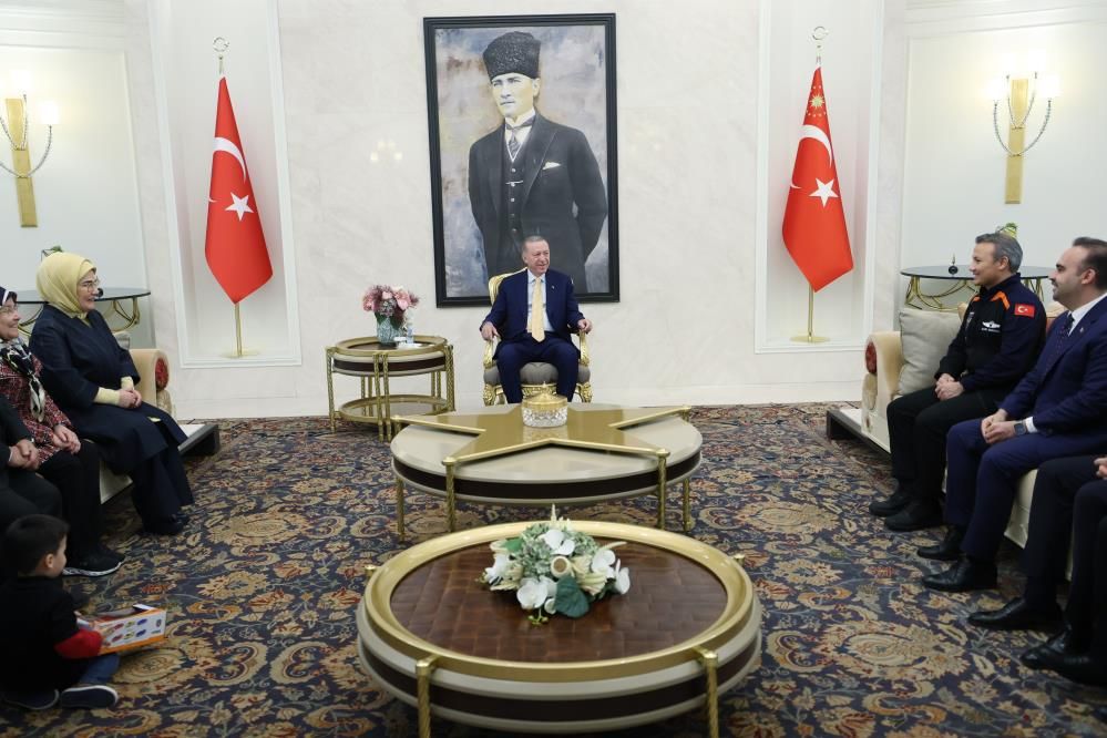 Cumhurbaşkanı Erdoğan, Alper Gezeravcı ile görüştü! Dikkat çeken Türk bayrağı detayı... 9