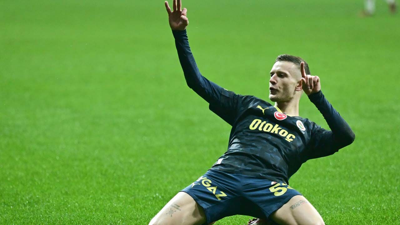 Fenerbahçe'de Sebastian Szymanski şaşkınlığı! Devre arasında gelen teklifler kafasını karıştırdı, skor katkısı yapmayı unuttu! 7