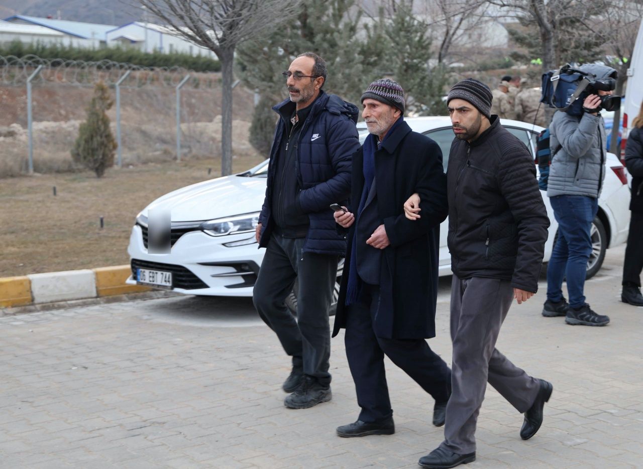 Erzincan'da facianın yaşandığı maden sahasında ailelerin acı bekleyişi... "Yardımcı olun, kurtarın" 6