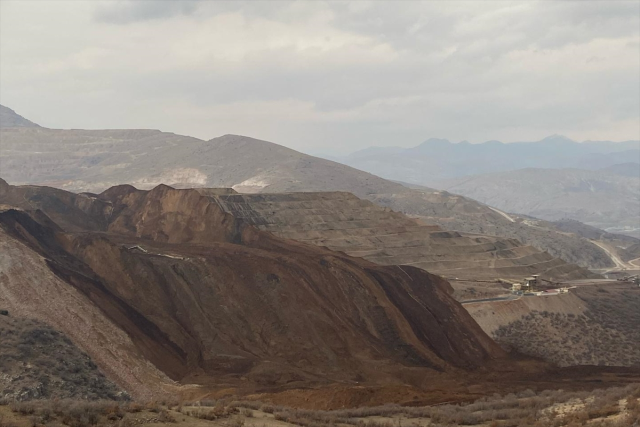 Erzincan'da facianın yaşandığı maden sahasında ailelerin acı bekleyişi... "Yardımcı olun, kurtarın" 12