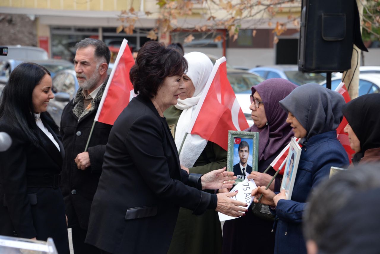 Usta sanatçı Hülya Koçyiğit Diyarbakır anneleriyle nöbet tuttu! 1