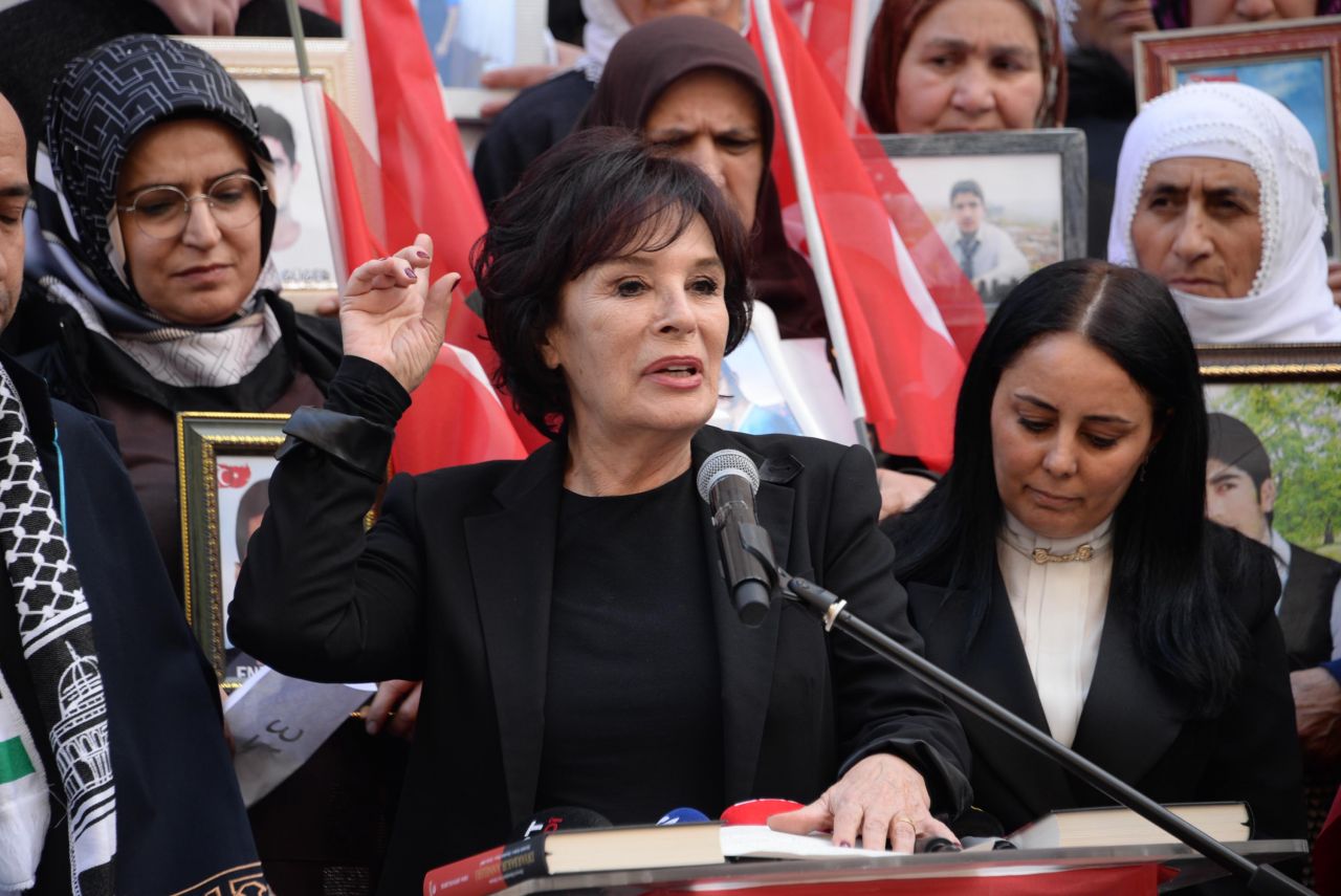 Usta sanatçı Hülya Koçyiğit Diyarbakır anneleriyle nöbet tuttu! 2