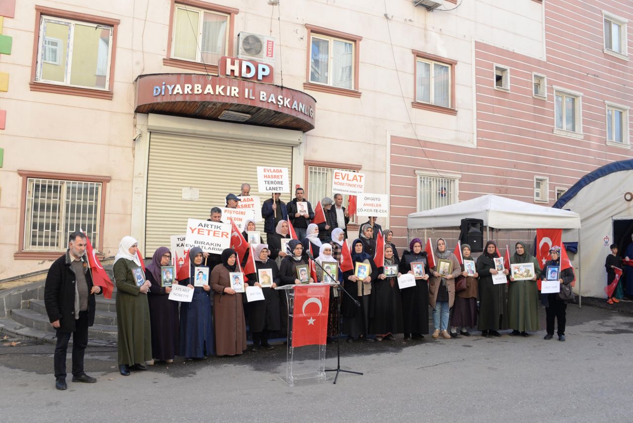 Usta sanatçı Hülya Koçyiğit Diyarbakır anneleriyle nöbet tuttu! 3